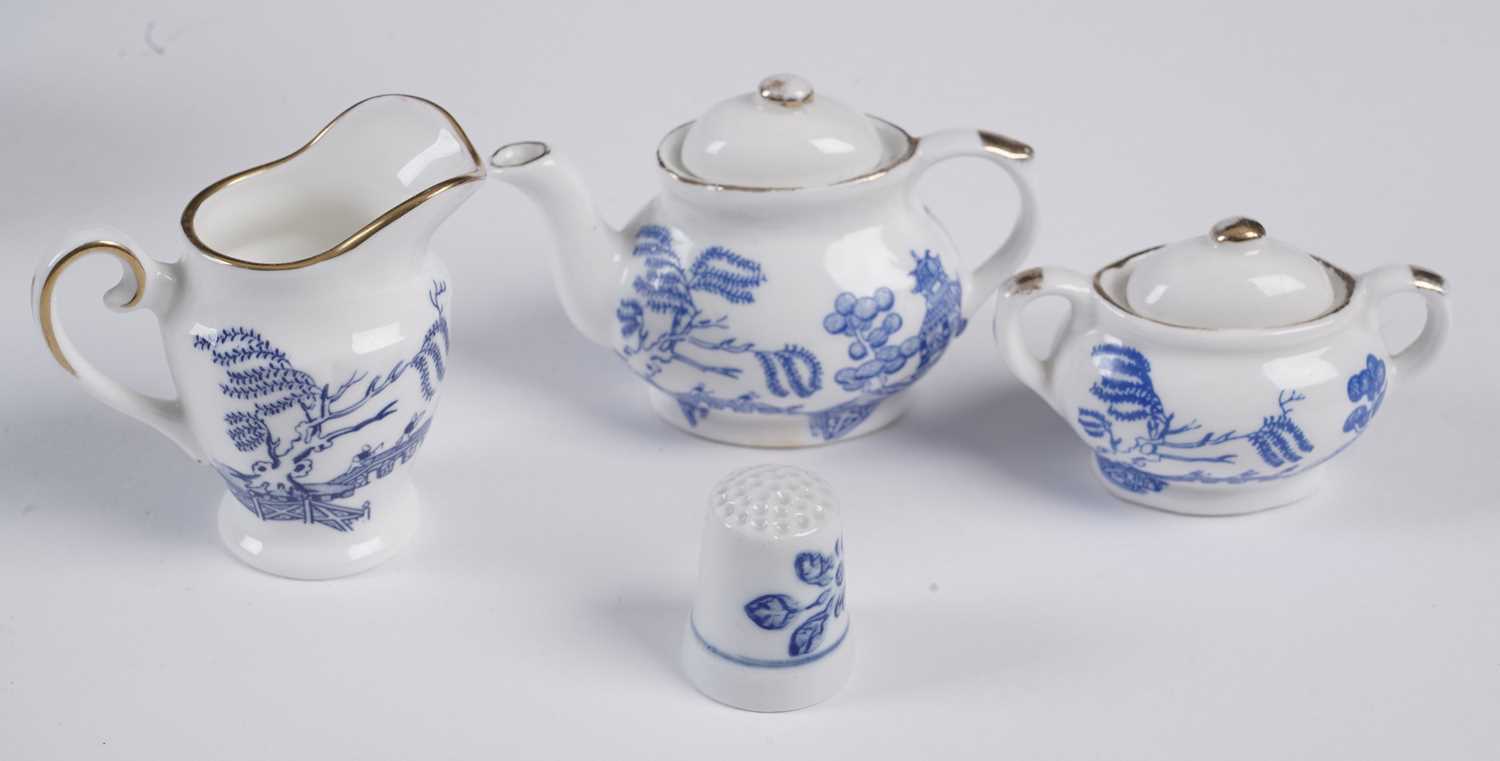 A selection of blue and white decorative ceramics - Image 10 of 10