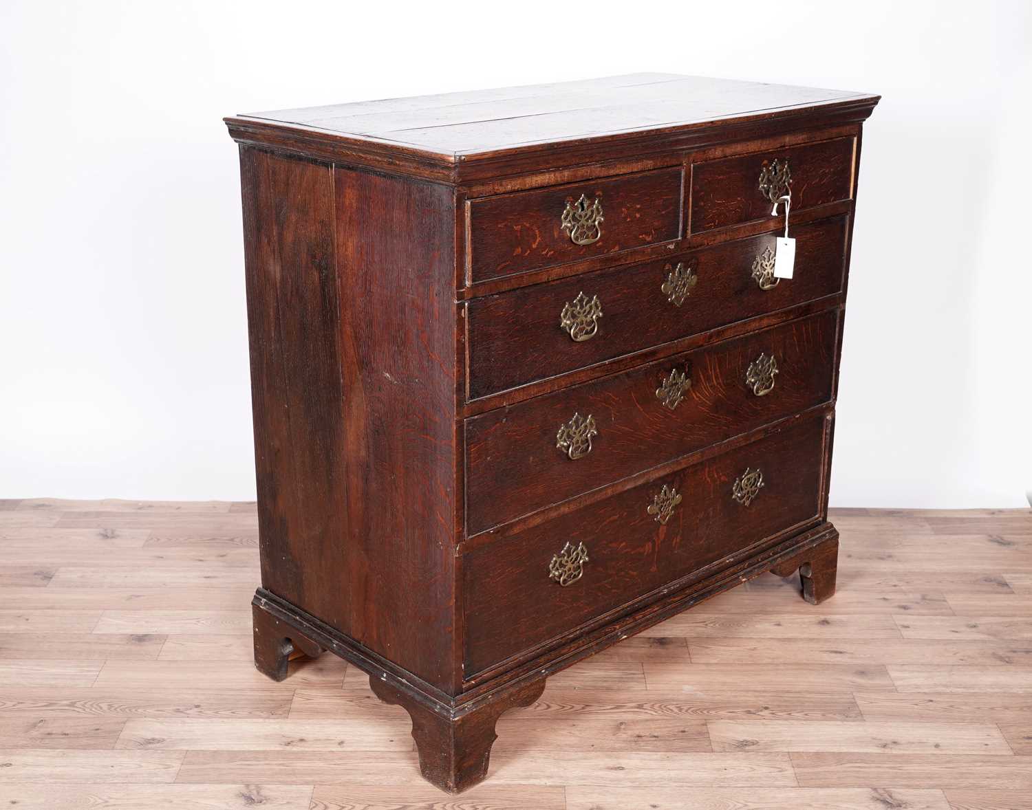 A George III oak chest of drawers - Image 3 of 14