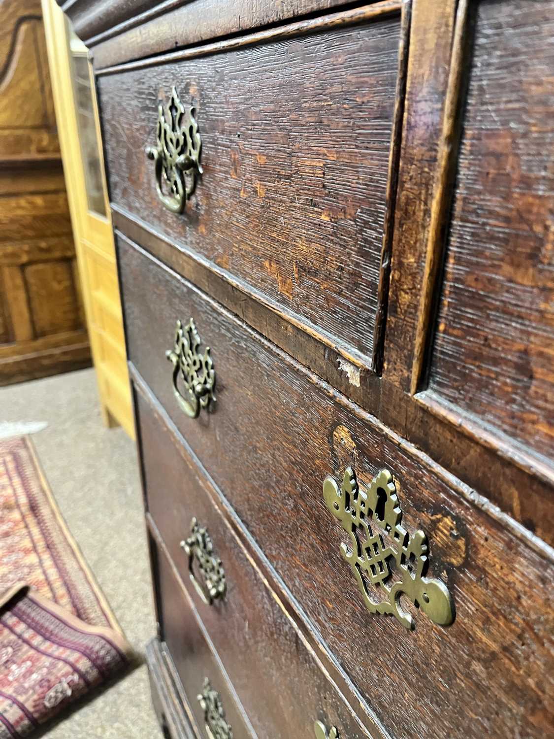 A George III oak chest of drawers - Image 10 of 14