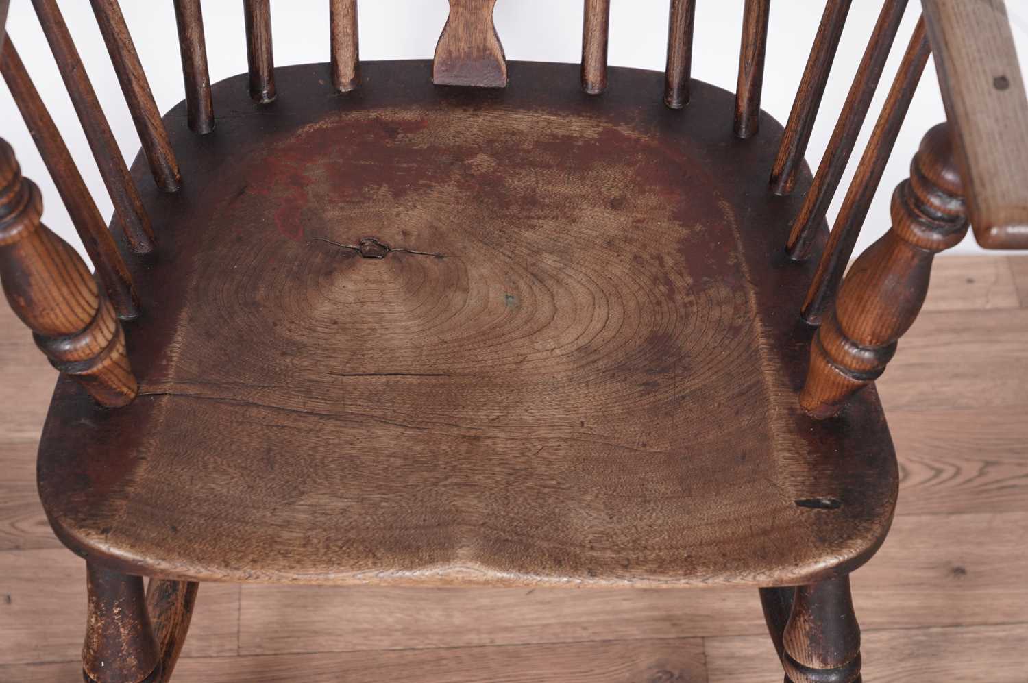 A 19th Century beech and elm Windsor chair - Image 3 of 4