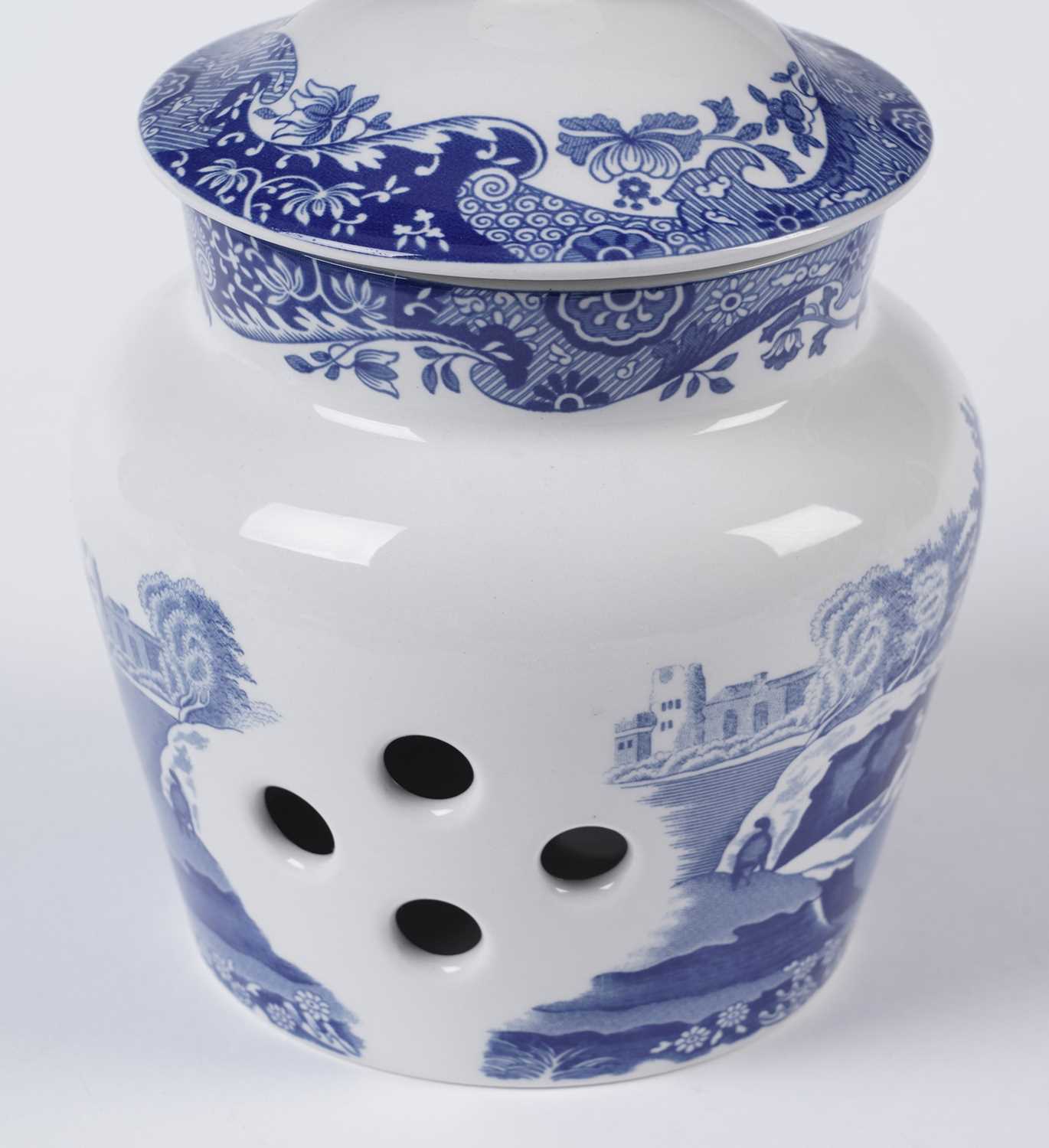 A selection of blue and white decorative ceramics - Image 5 of 10