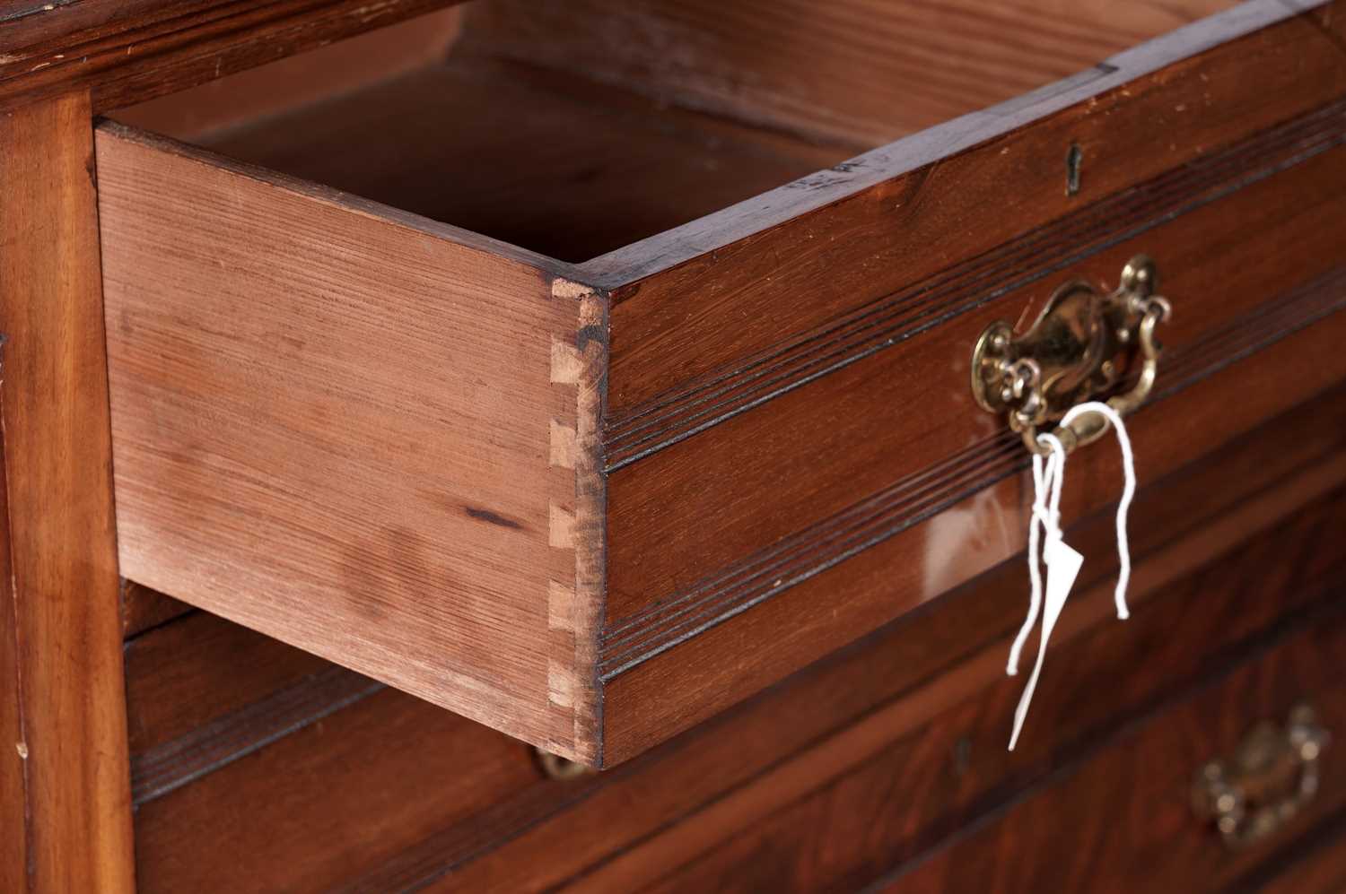 An Edwardian walnut chest of drawers - Bild 4 aus 4