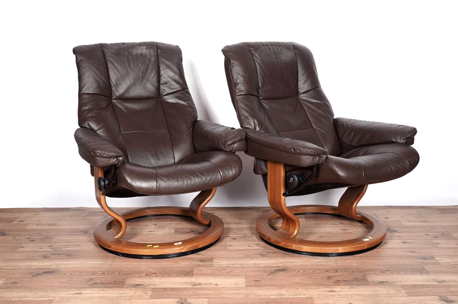 Ekornes: A pair of leather reclining armchairs - Image 3 of 4