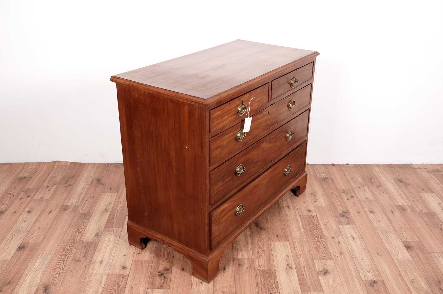 A Georgian mahogany chest of drawers - Image 2 of 4