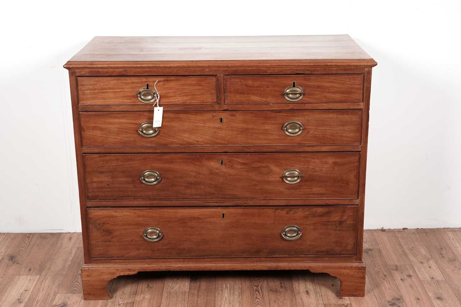 A Georgian mahogany chest of drawers - Image 4 of 4