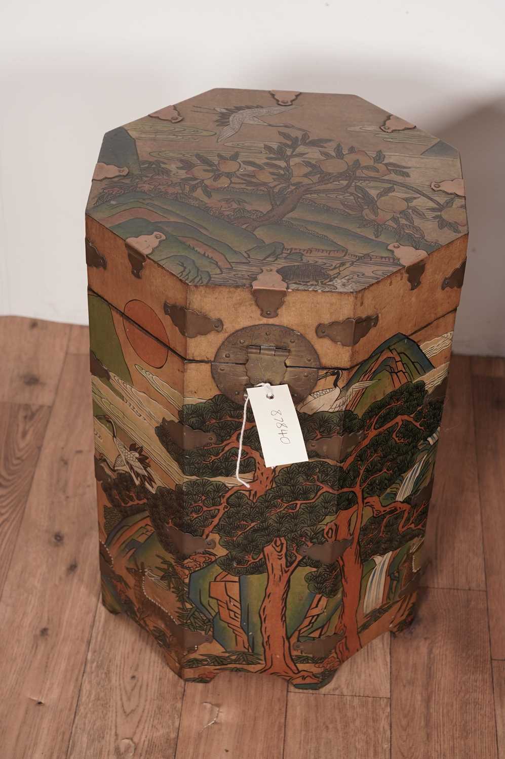 A modern Asian blanket box and a modern Asian lacquered octagonal box - Bild 5 aus 6