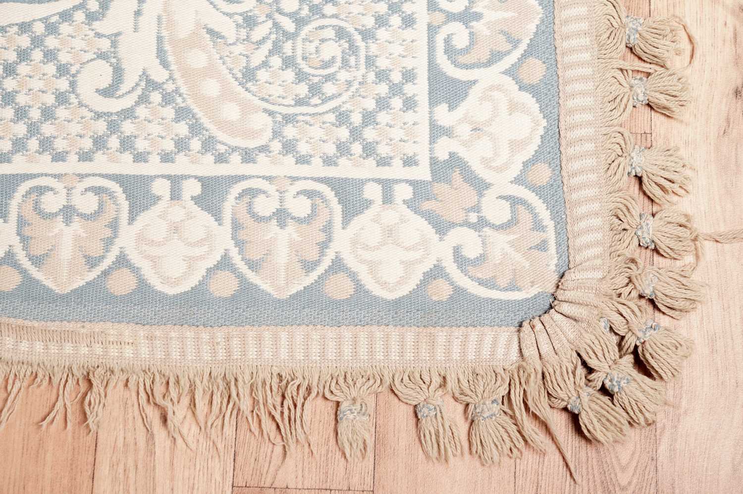A modern machine-made Aubusson style rug - Image 4 of 5