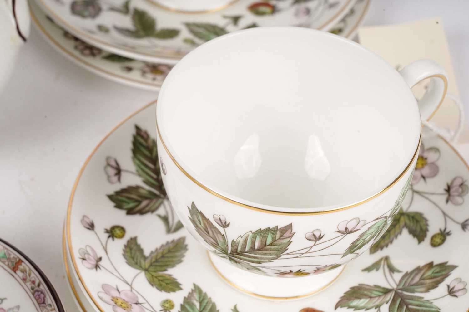 A selection of Wedgwood ‘Strawberry Hill’ pattern teaware - Image 5 of 10