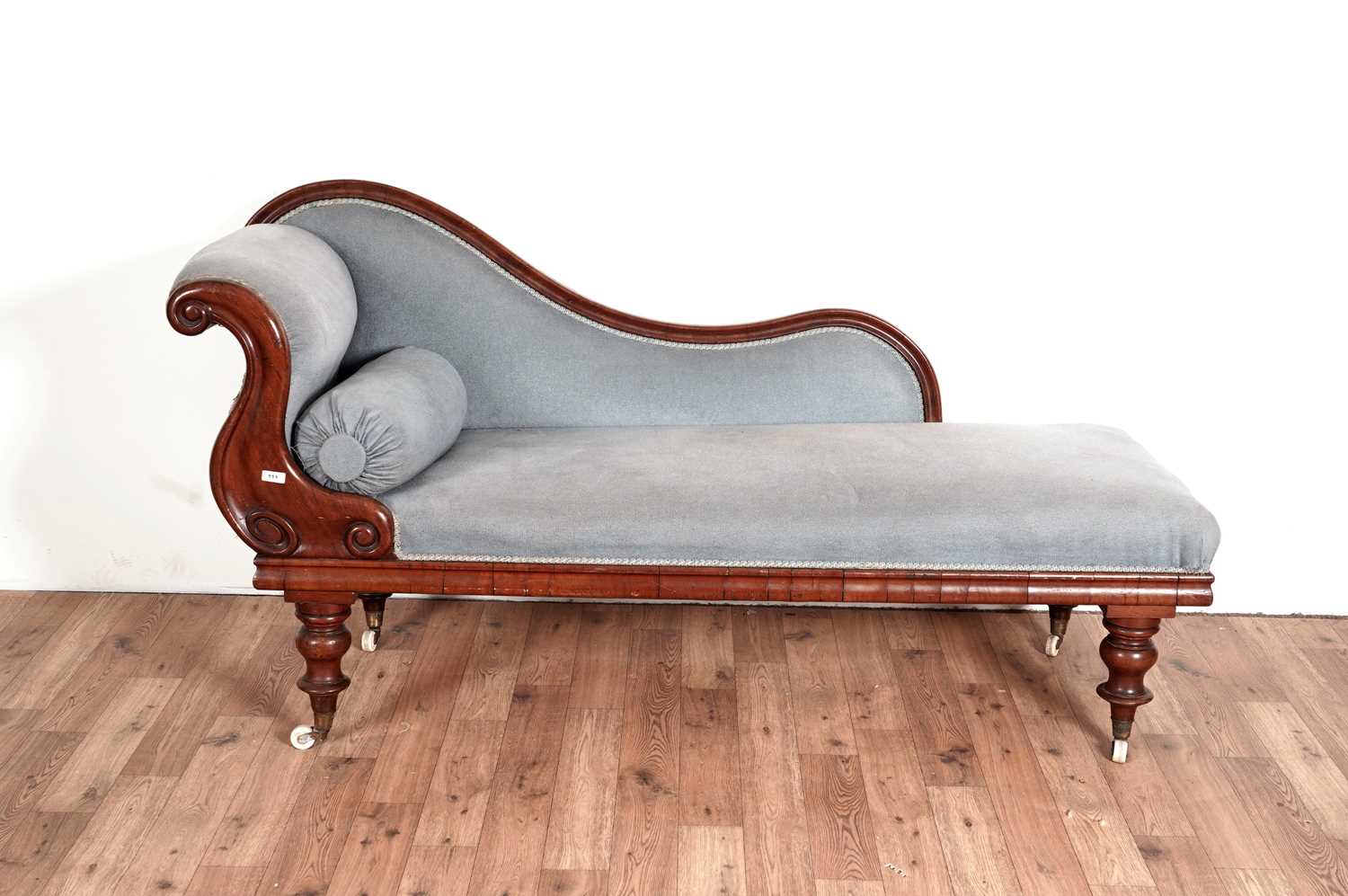 A Victorian mahogany chaise longue - Image 2 of 4