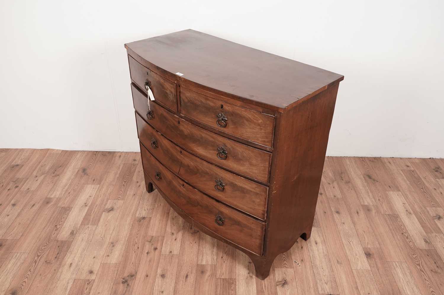 A George III mahogany bowfront chest of drawers - Image 2 of 5