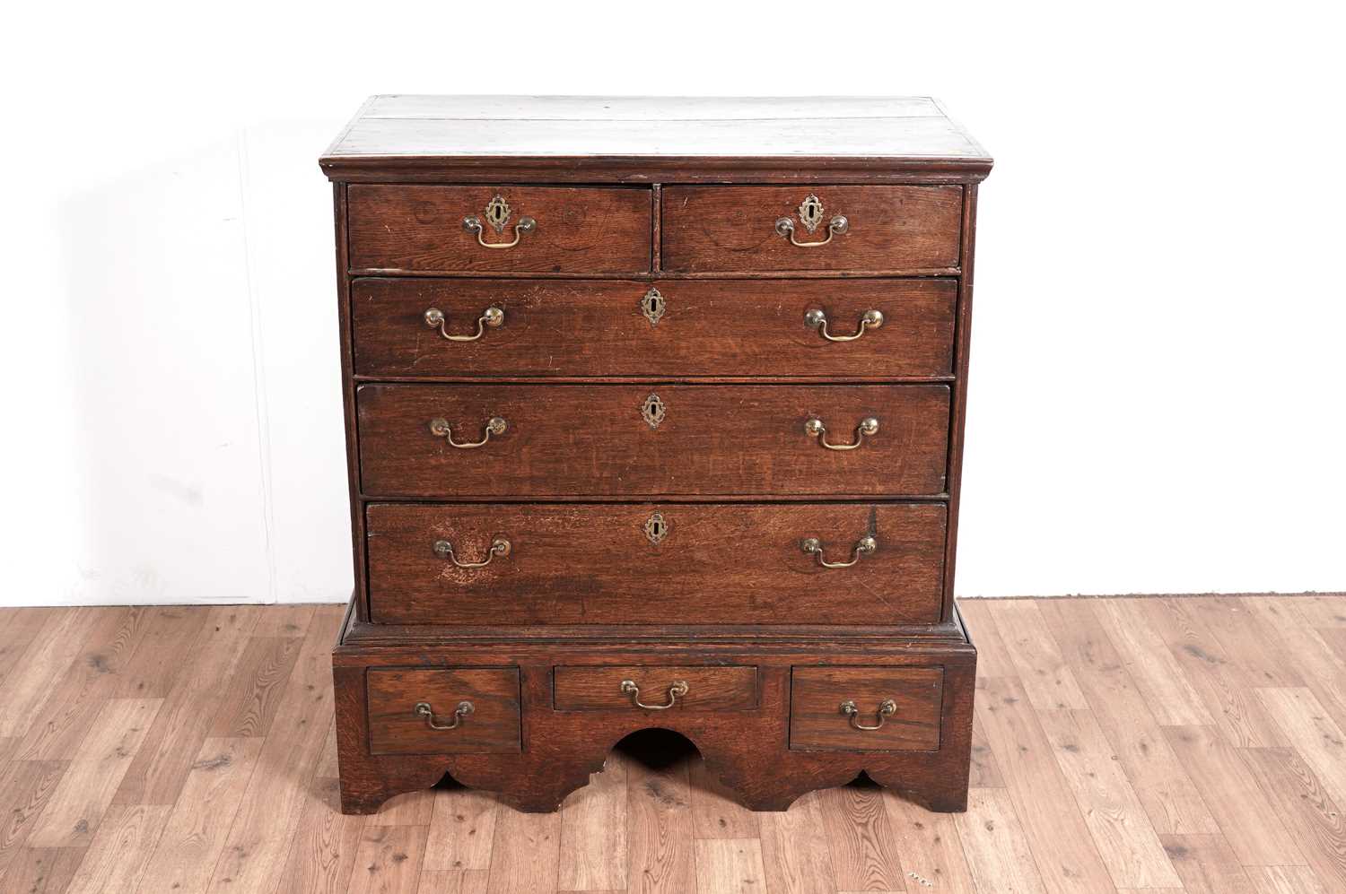 A mid 18th Century oak chest - Image 2 of 5