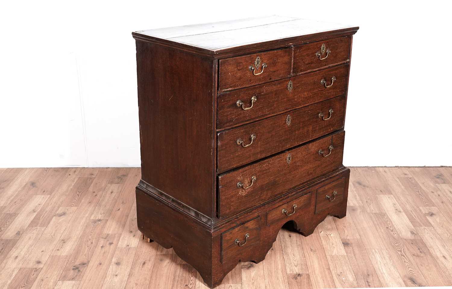 A mid 18th Century oak chest - Image 4 of 5