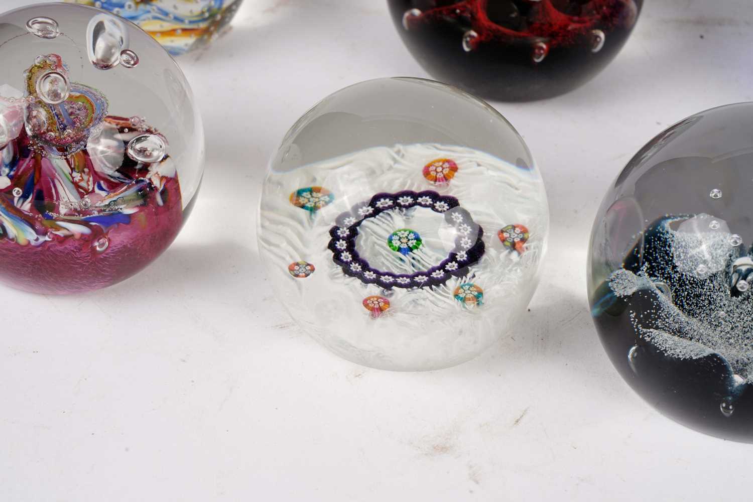 A collection of decorative glass paperweights - Image 3 of 4