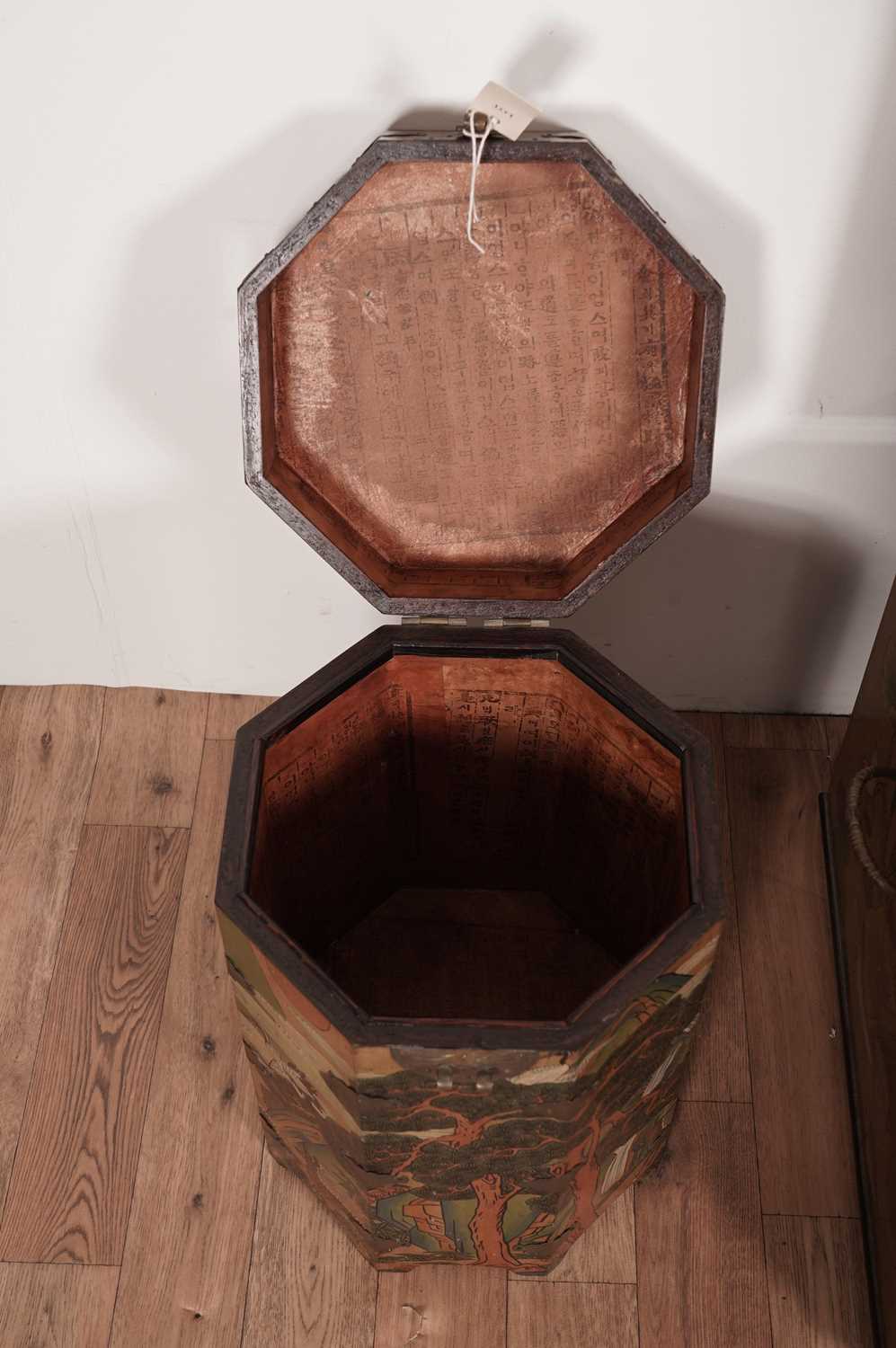 A modern Asian blanket box and a modern Asian lacquered octagonal box - Bild 6 aus 6