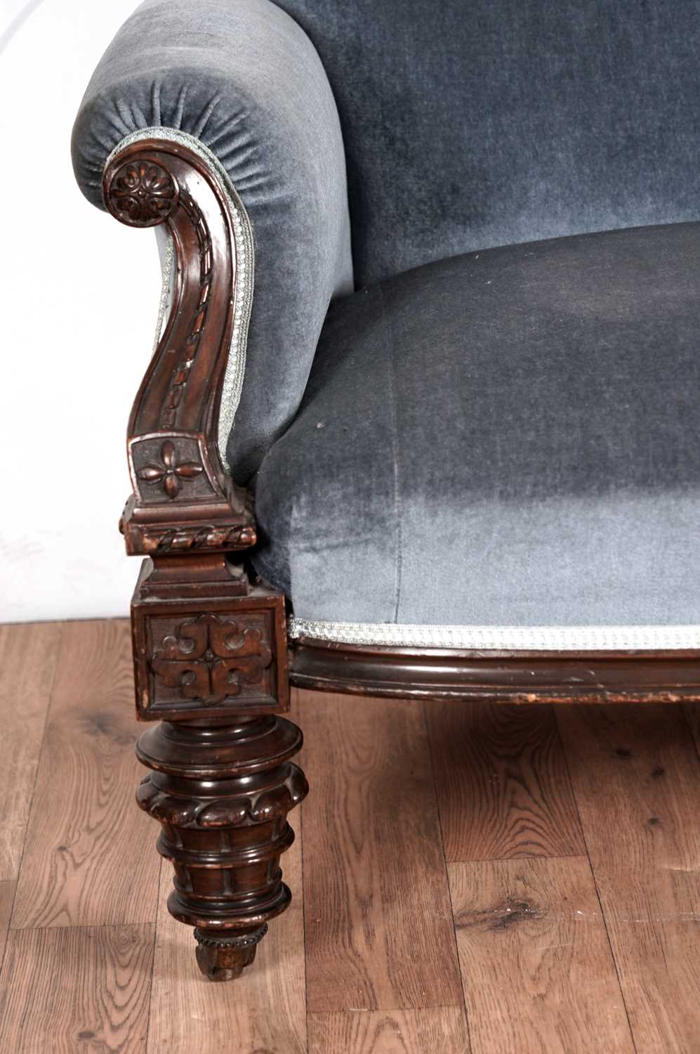 A Victorian carved mahogany 'showframe' sofa - Image 4 of 5