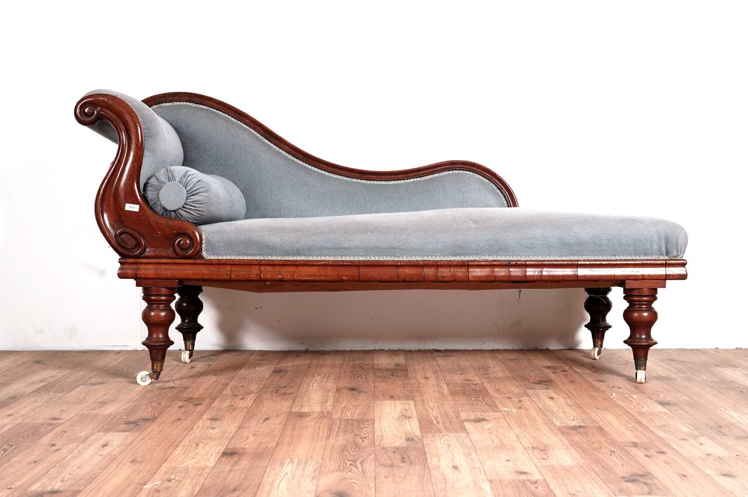 A Victorian mahogany chaise longue - Image 3 of 4