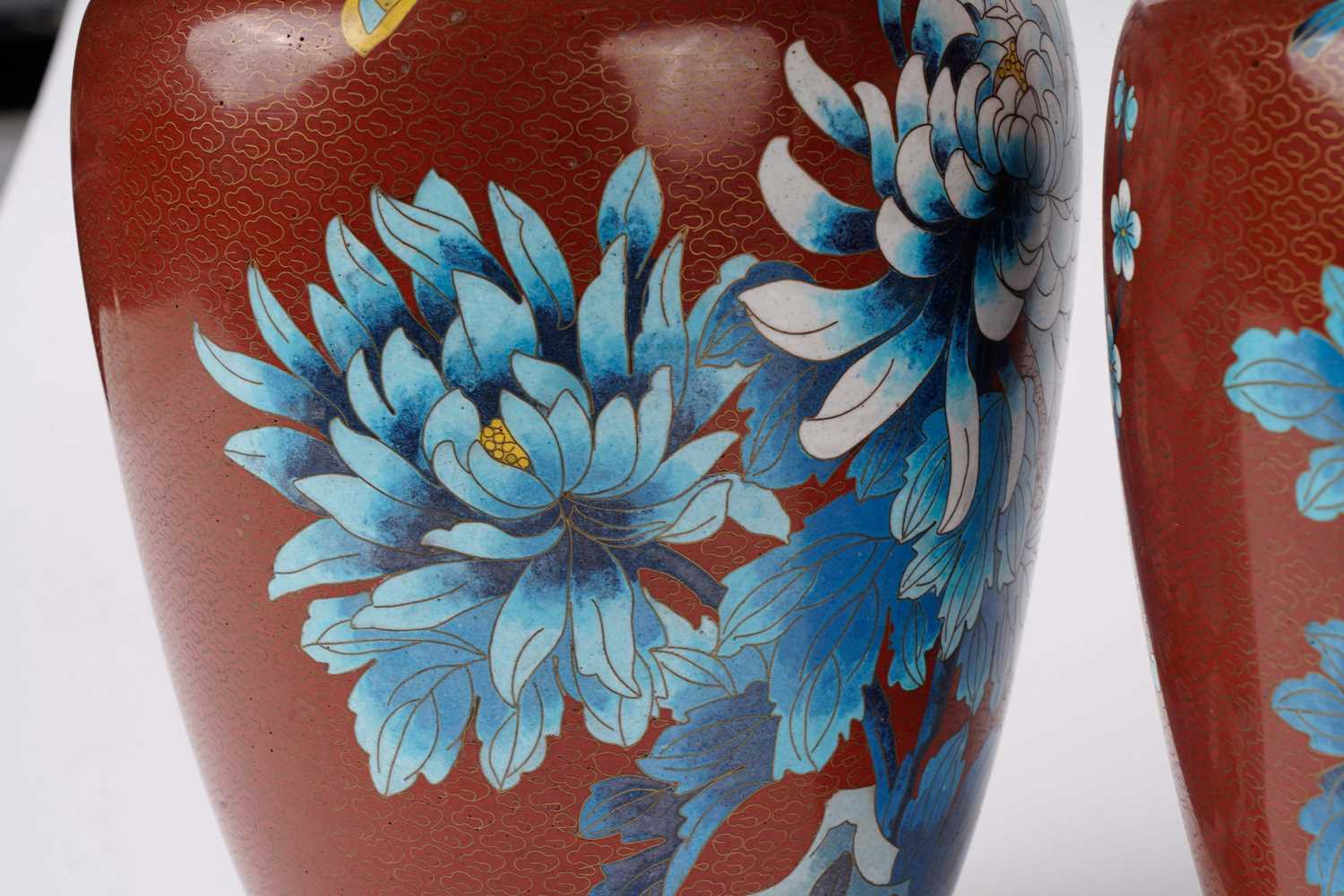 A pair of cloisonne vases - Image 4 of 5