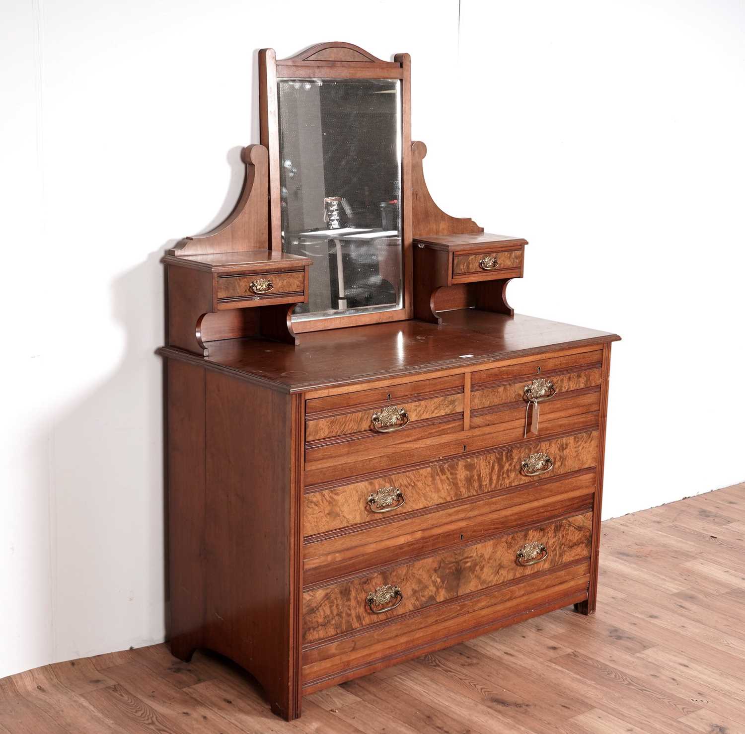 An Edwardian walnut and burr walnut chest of drawers - Image 4 of 5