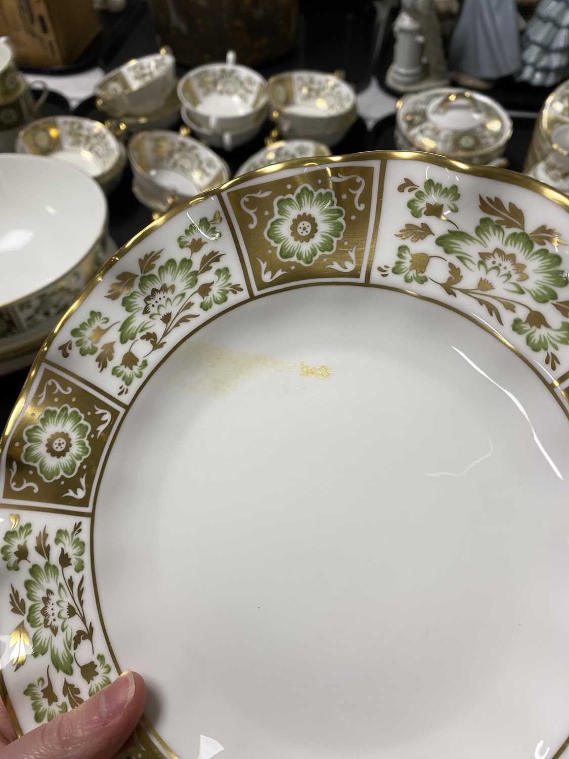 A Royal Crown Derby ‘Green Derby Panel’ part tea and dinner service - Image 25 of 27