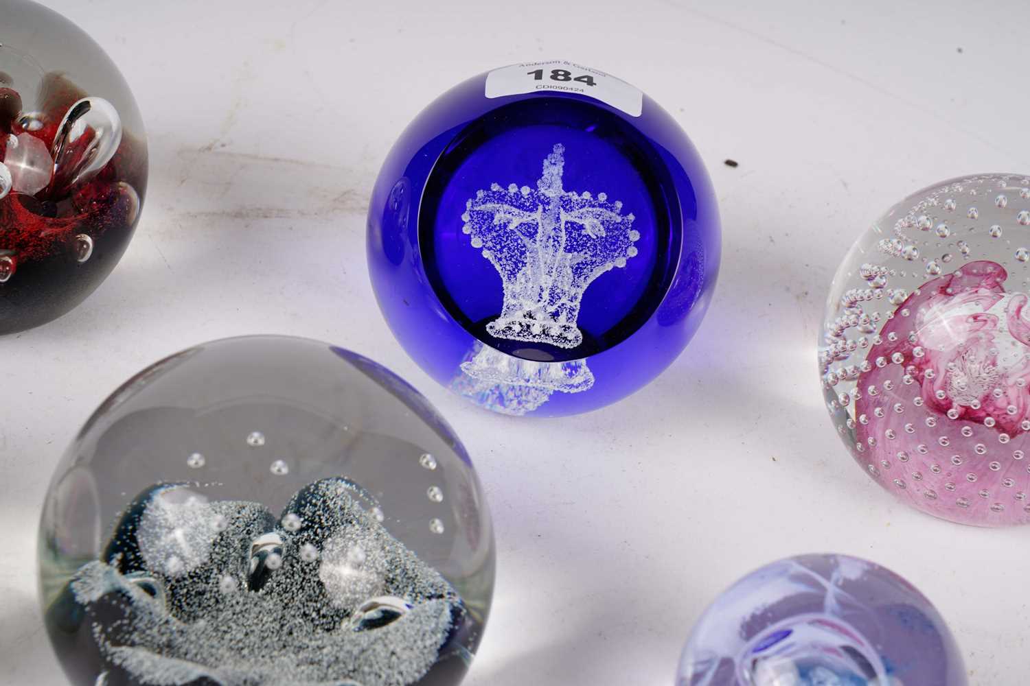 A collection of decorative glass paperweights - Image 4 of 4