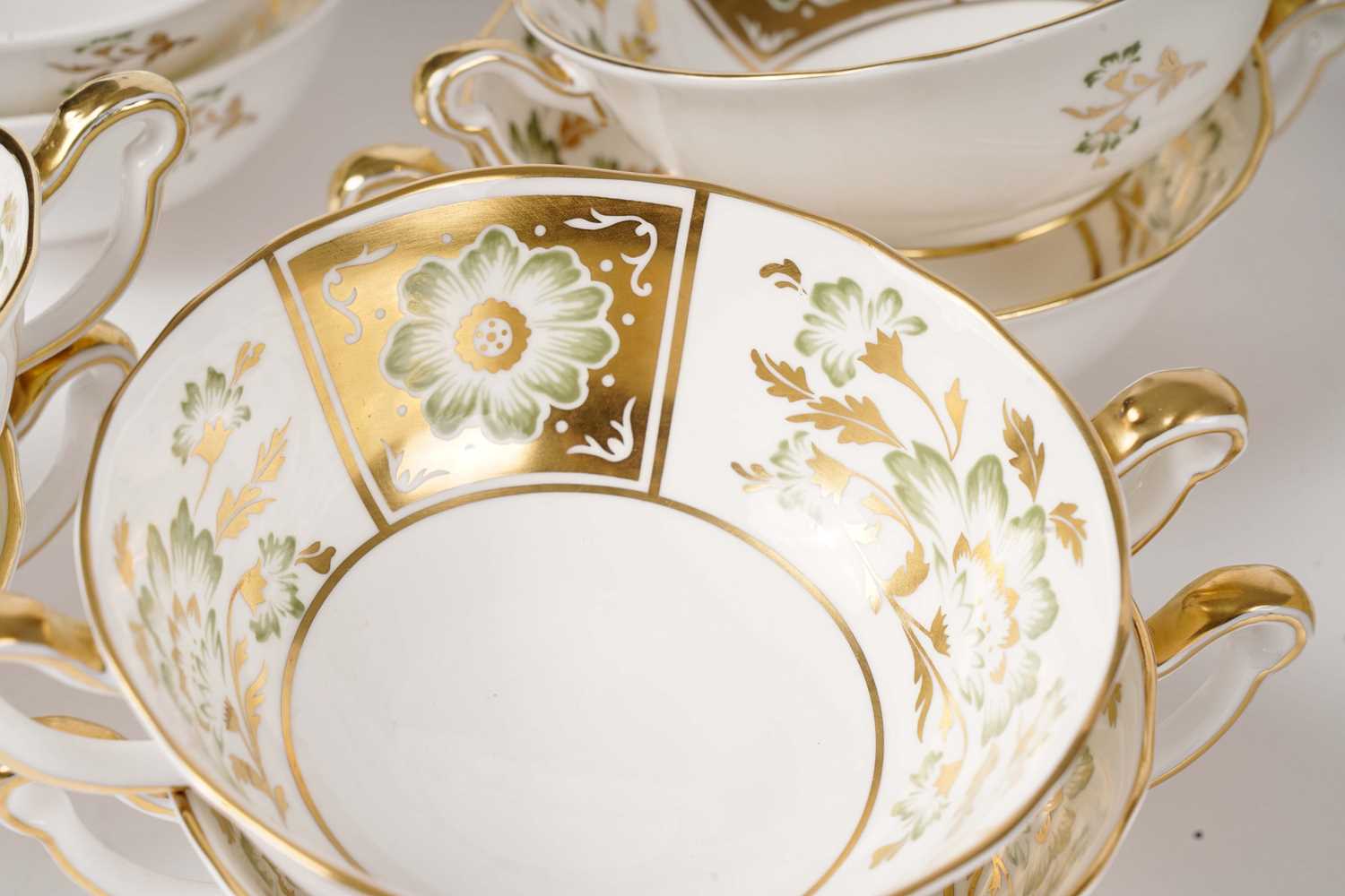A Royal Crown Derby ‘Green Derby Panel’ part tea and dinner service - Image 5 of 27