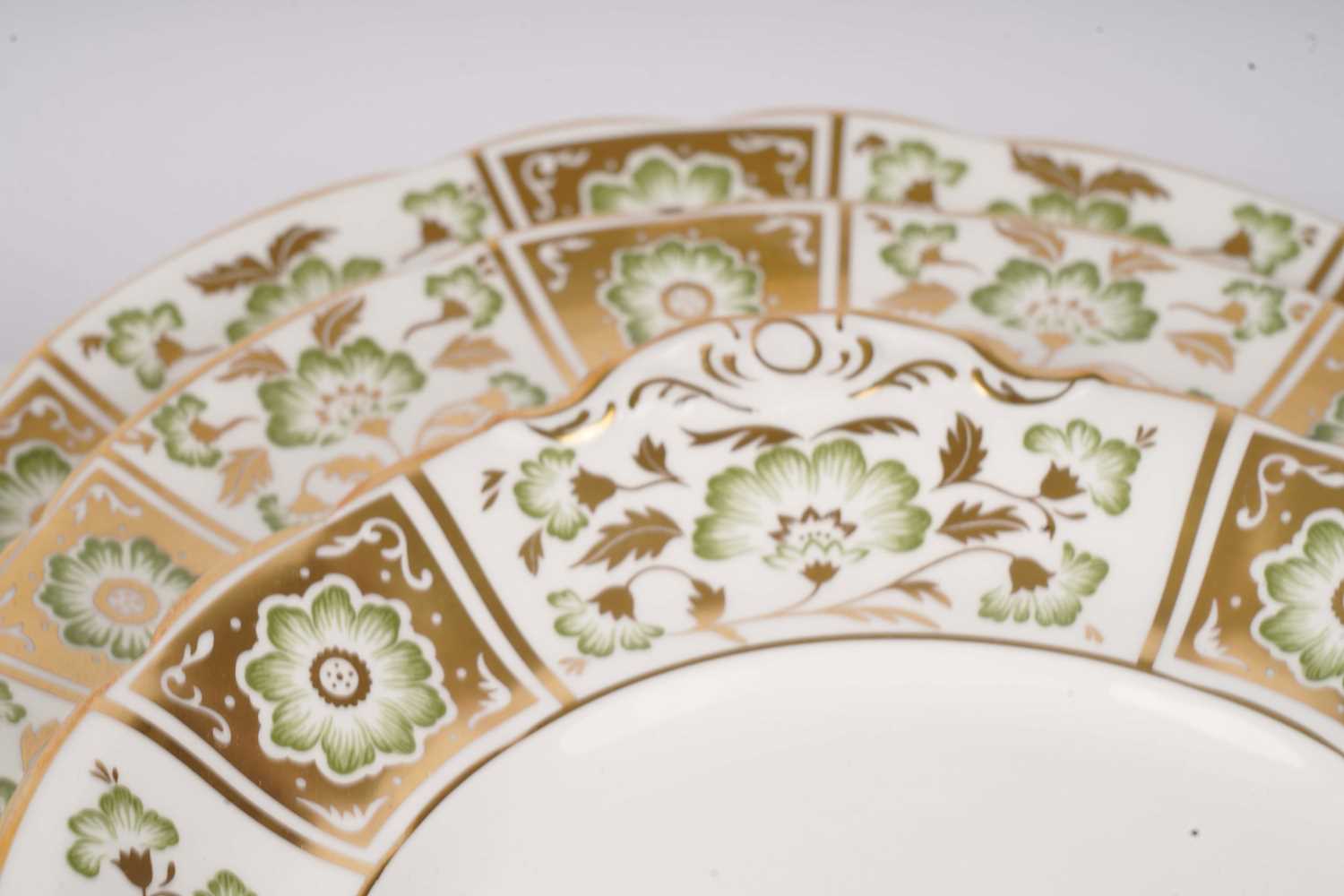 A Royal Crown Derby ‘Green Derby Panel’ part tea and dinner service - Image 12 of 27