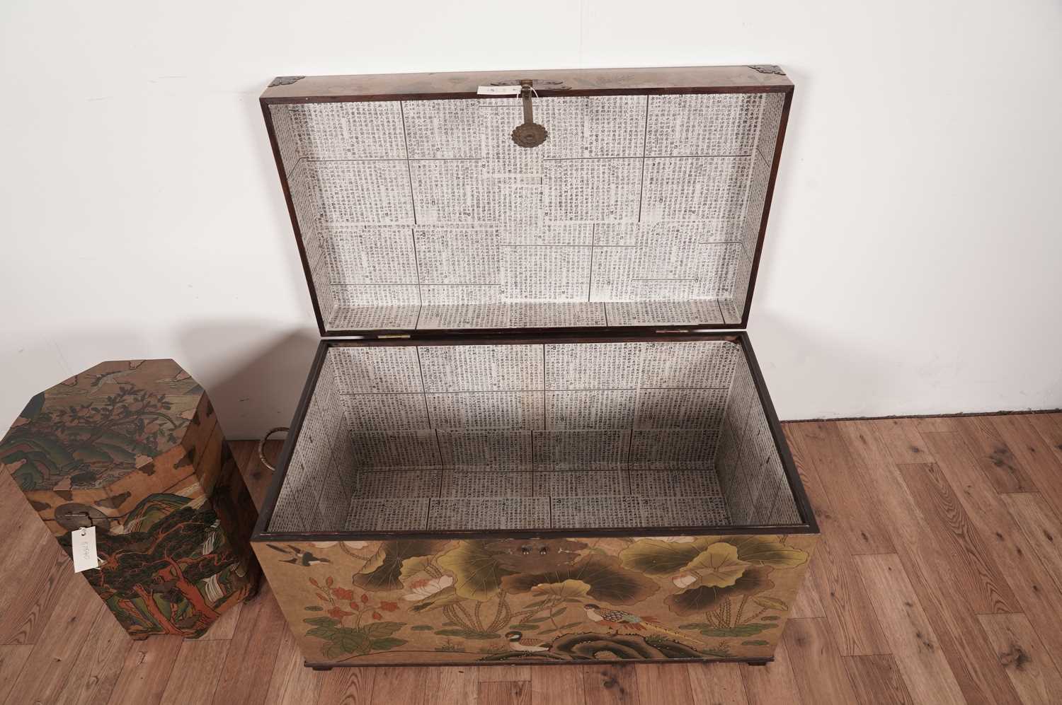 A modern Asian blanket box and a modern Asian lacquered octagonal box - Bild 3 aus 6
