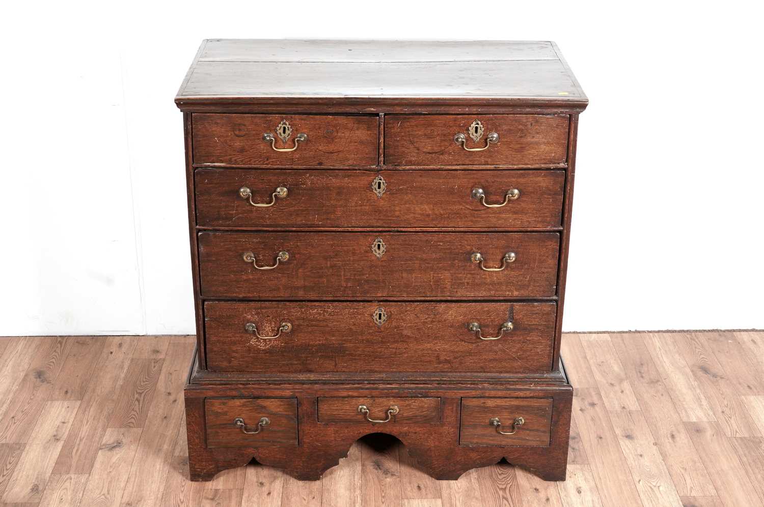 A mid 18th Century oak chest - Image 3 of 5