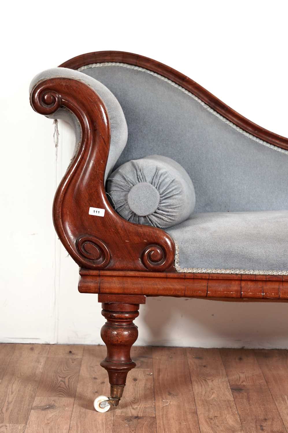 A Victorian mahogany chaise longue - Image 4 of 4