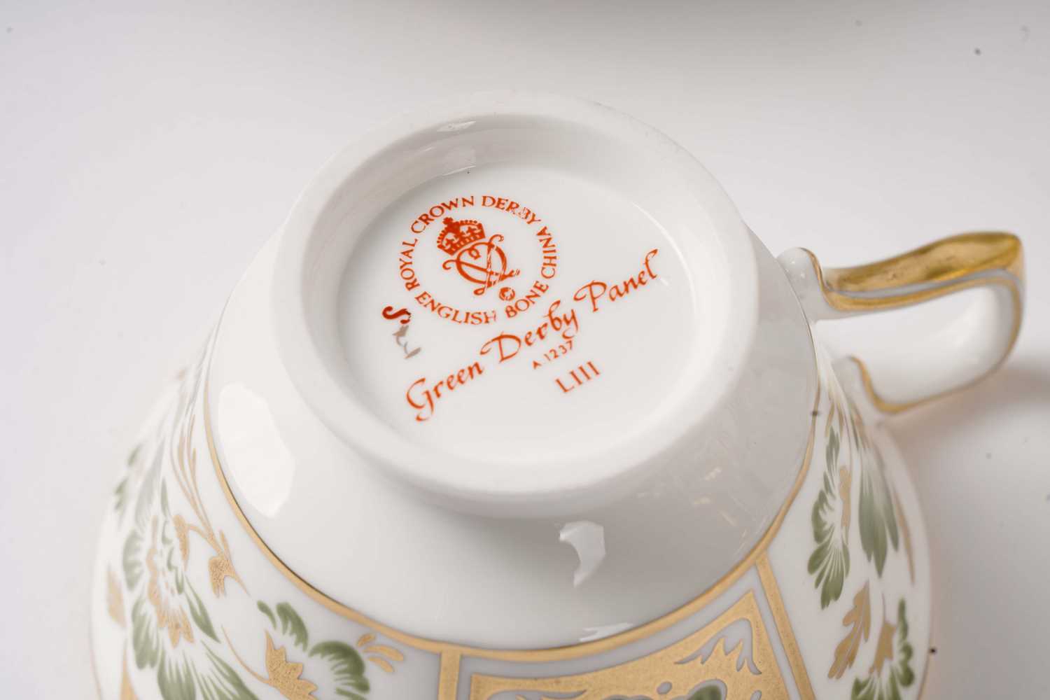 A Royal Crown Derby ‘Green Derby Panel’ part tea and dinner service - Image 3 of 27