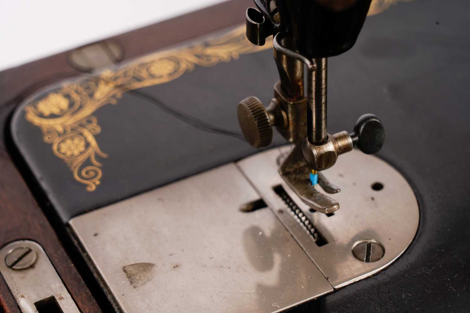 Two portable Singer sewing machines - Image 12 of 17