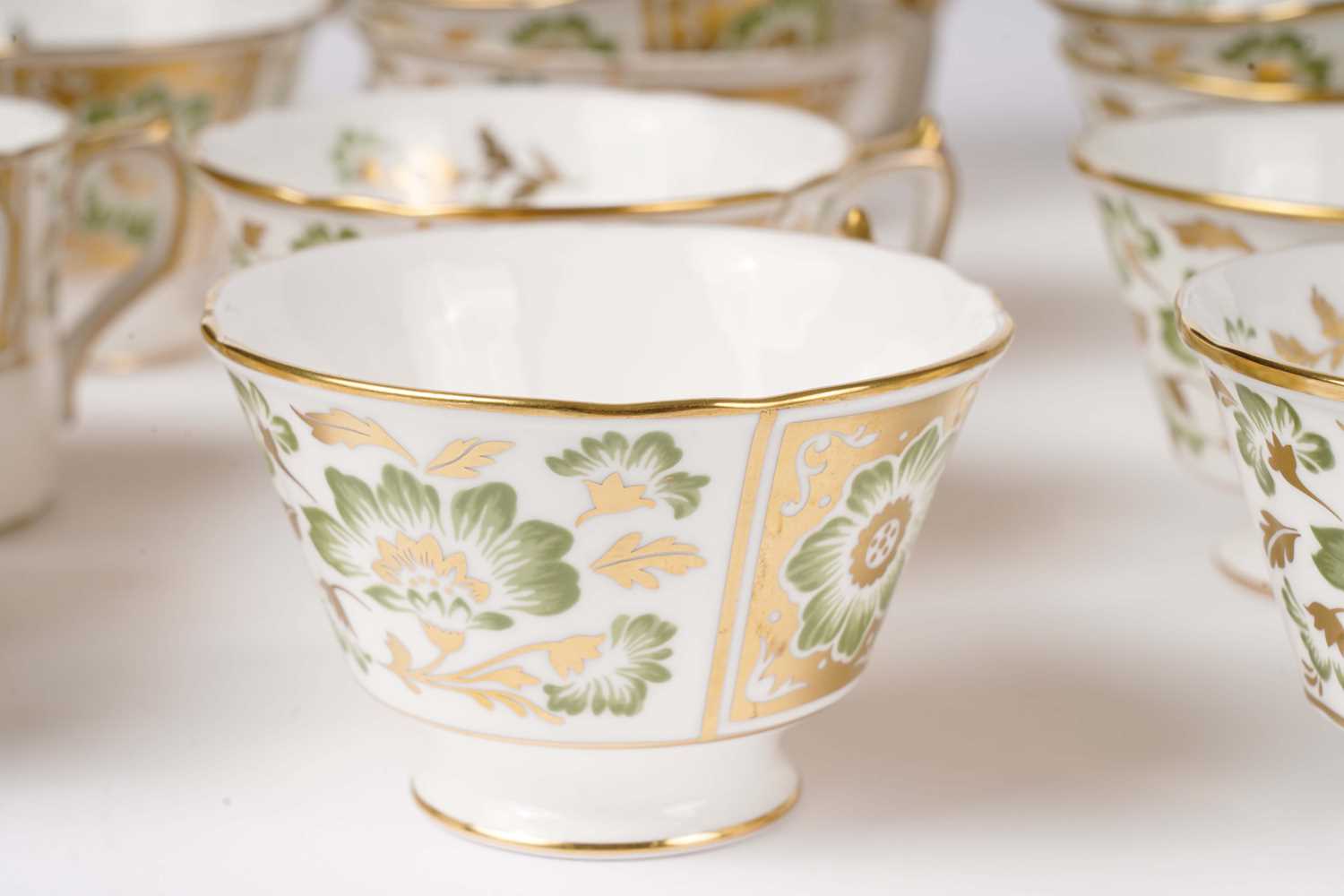A Royal Crown Derby ‘Green Derby Panel’ part tea and dinner service - Image 17 of 27