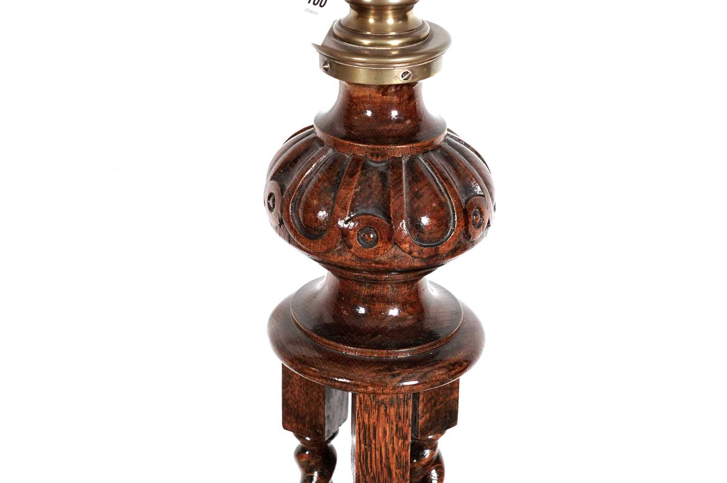 An early 20th Century oak and brass lamp standard - Image 4 of 4