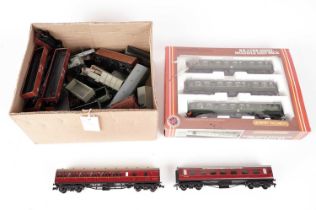 A Hornby R.687 B.R. 3 Car Diesel Multiple Unit Pack and a selection of loose rolling stock