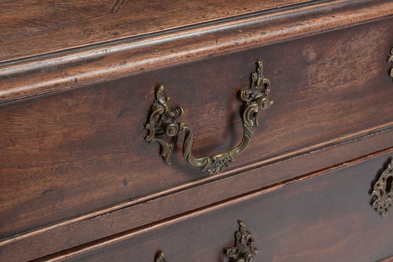 A George III mahogany chest of drawers - Image 7 of 15