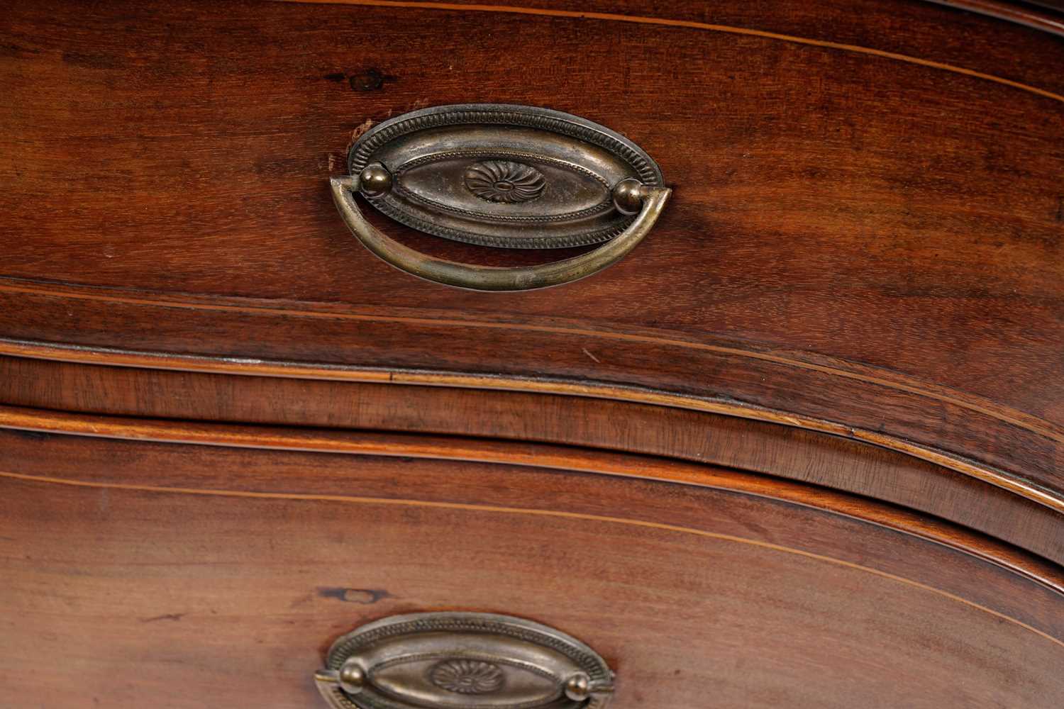 A George III mahogany serpentine-fronted chest of drawers - Image 4 of 8