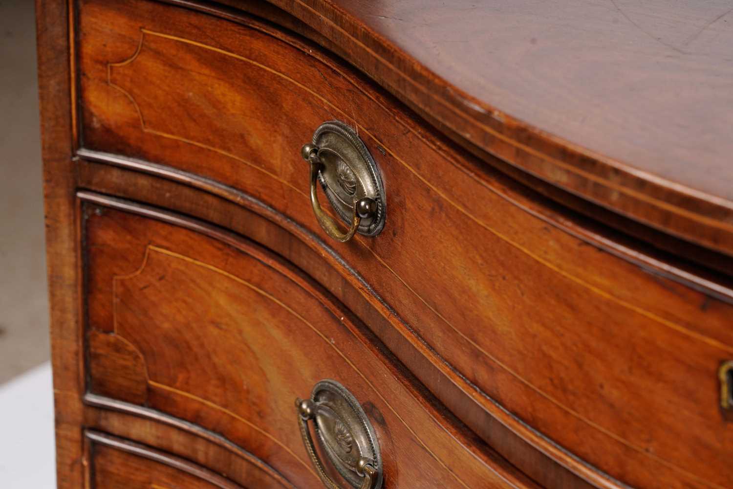 A George III mahogany serpentine-fronted chest of drawers - Image 3 of 8