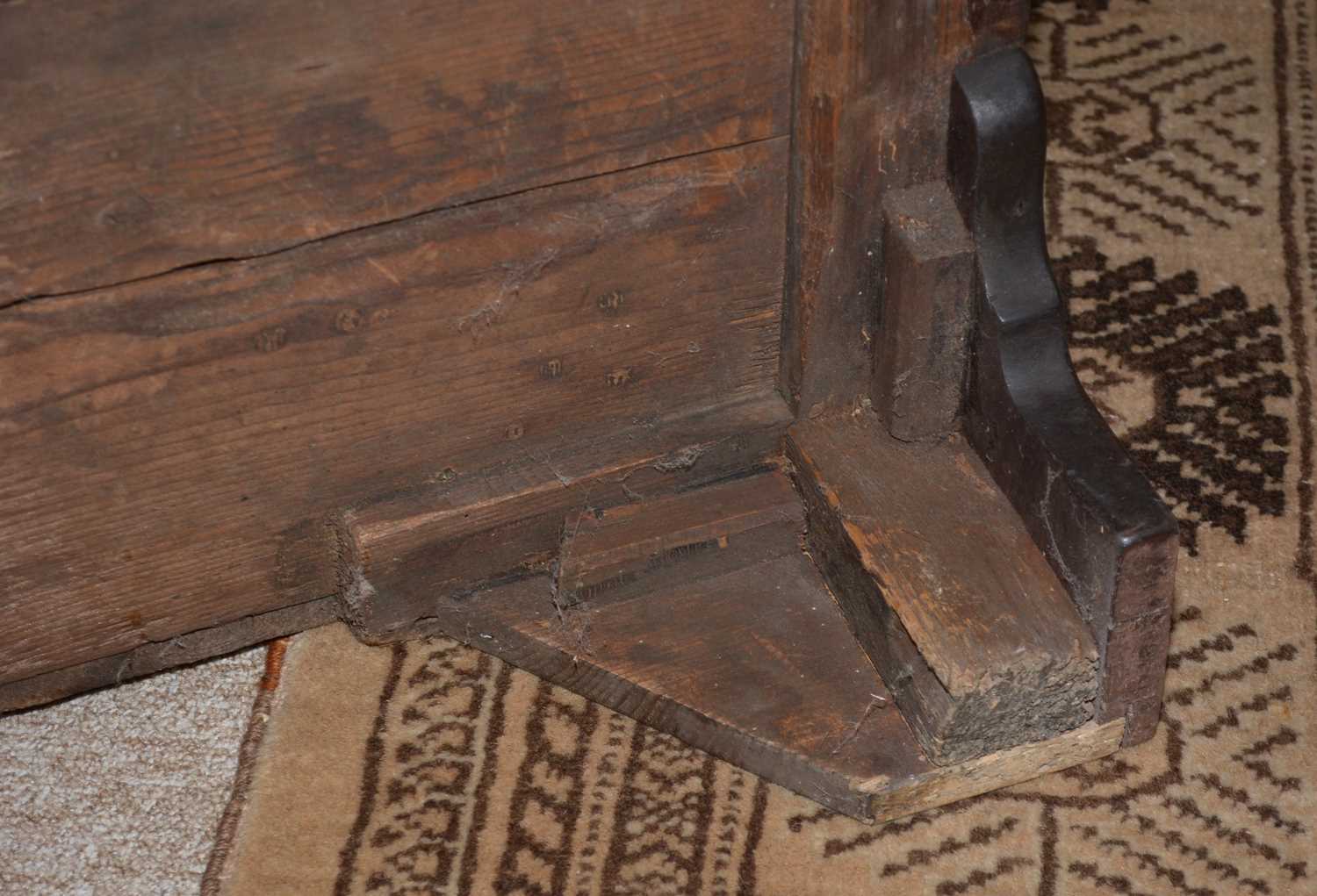 A George III mahogany chest of drawers - Image 14 of 15