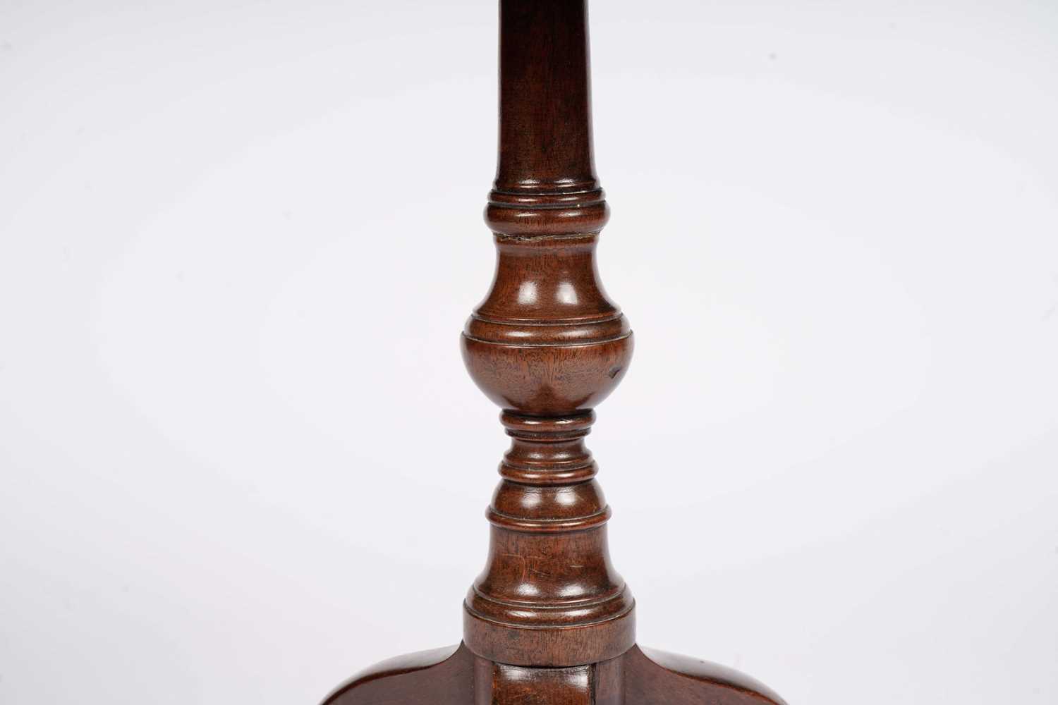 A Georgian mahogany tripod wine table - Image 7 of 7