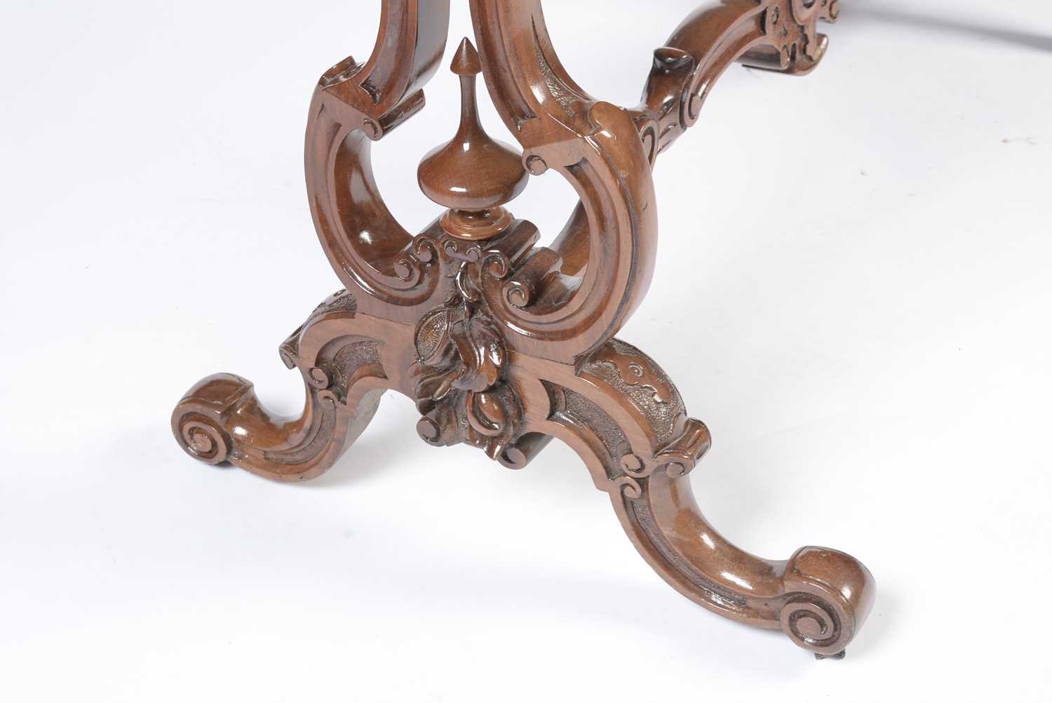 A Victorian burr walnut centre/writing table - Image 10 of 16