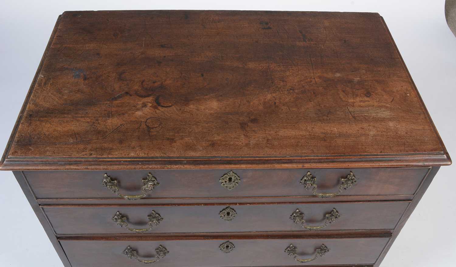 A George III mahogany chest of drawers - Image 4 of 15