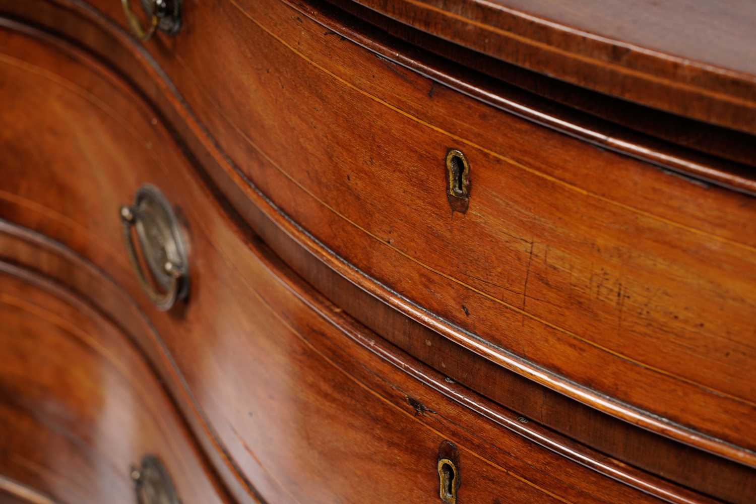 A George III mahogany serpentine-fronted chest of drawers - Image 8 of 8