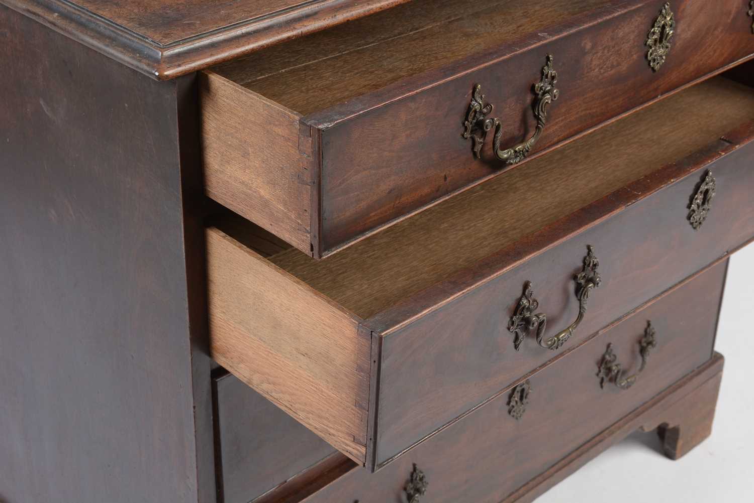 A George III mahogany chest of drawers - Image 5 of 15