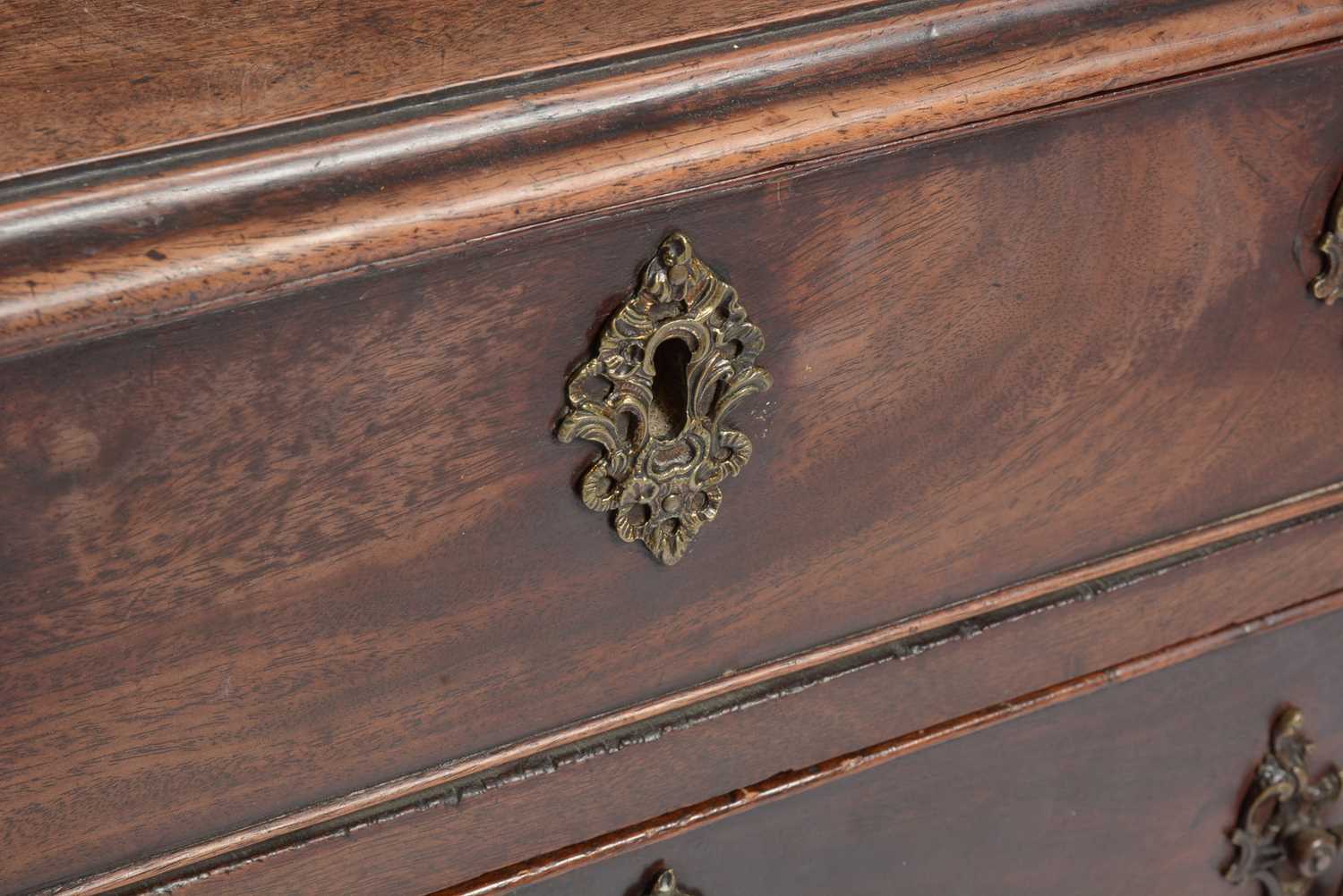 A George III mahogany chest of drawers - Image 6 of 15