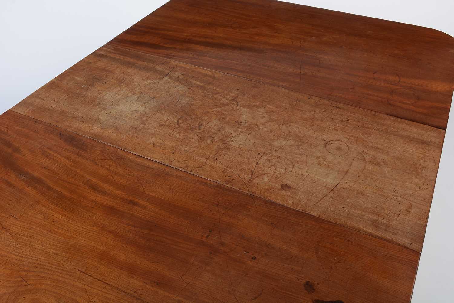 A George IV mahogany drop leaf dining table - Image 8 of 10