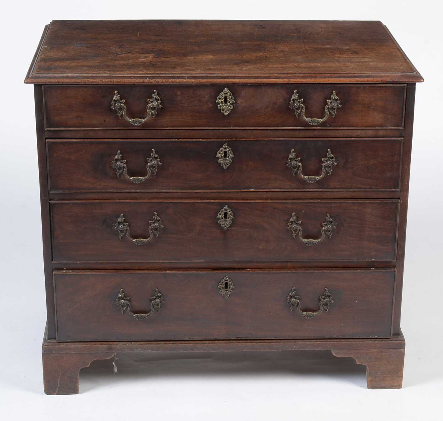 A George III mahogany chest of drawers - Image 2 of 15