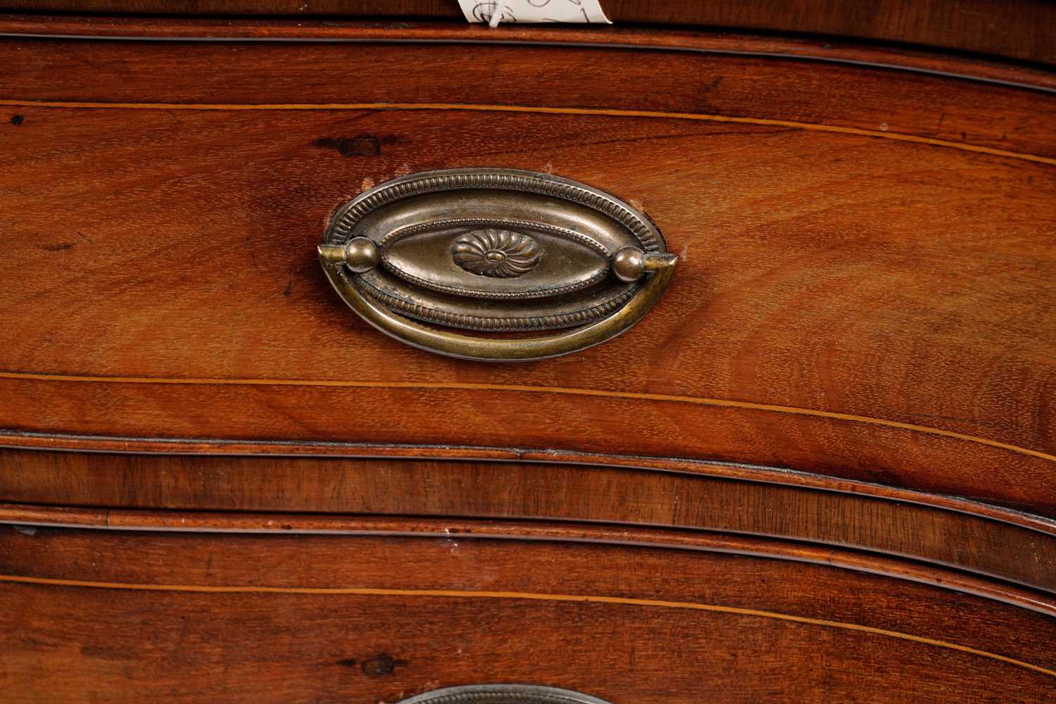 A George III mahogany serpentine-fronted chest of drawers - Image 2 of 8