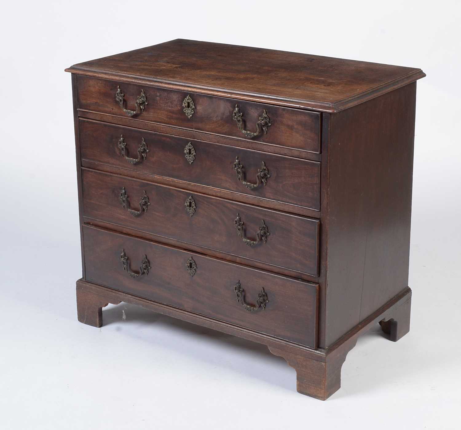 A George III mahogany chest of drawers - Image 3 of 15