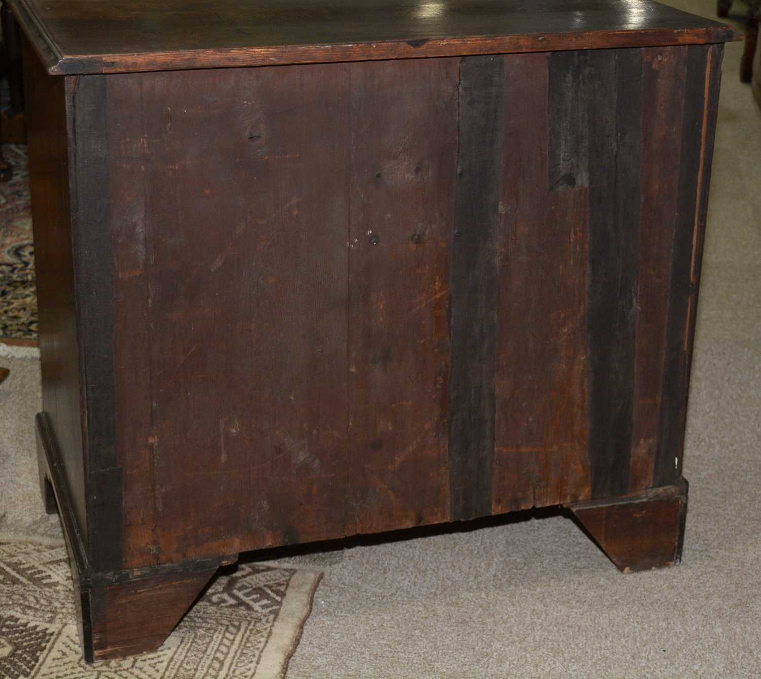 A George III mahogany chest of drawers - Image 8 of 15