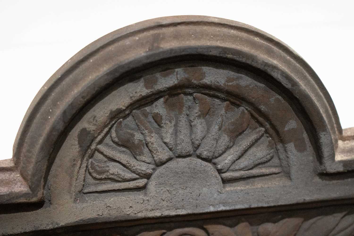 A cast iron firegrate incorporating a pair of fire dogs - Image 3 of 5